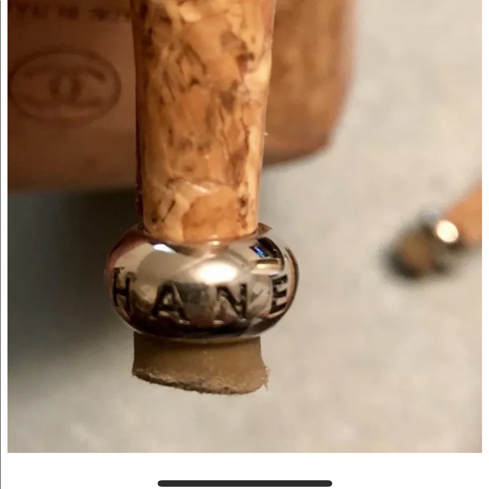 AUTHENTIC CORK AND RED PATENT LEATHER CHANEL 38 - Picture 8 of 8